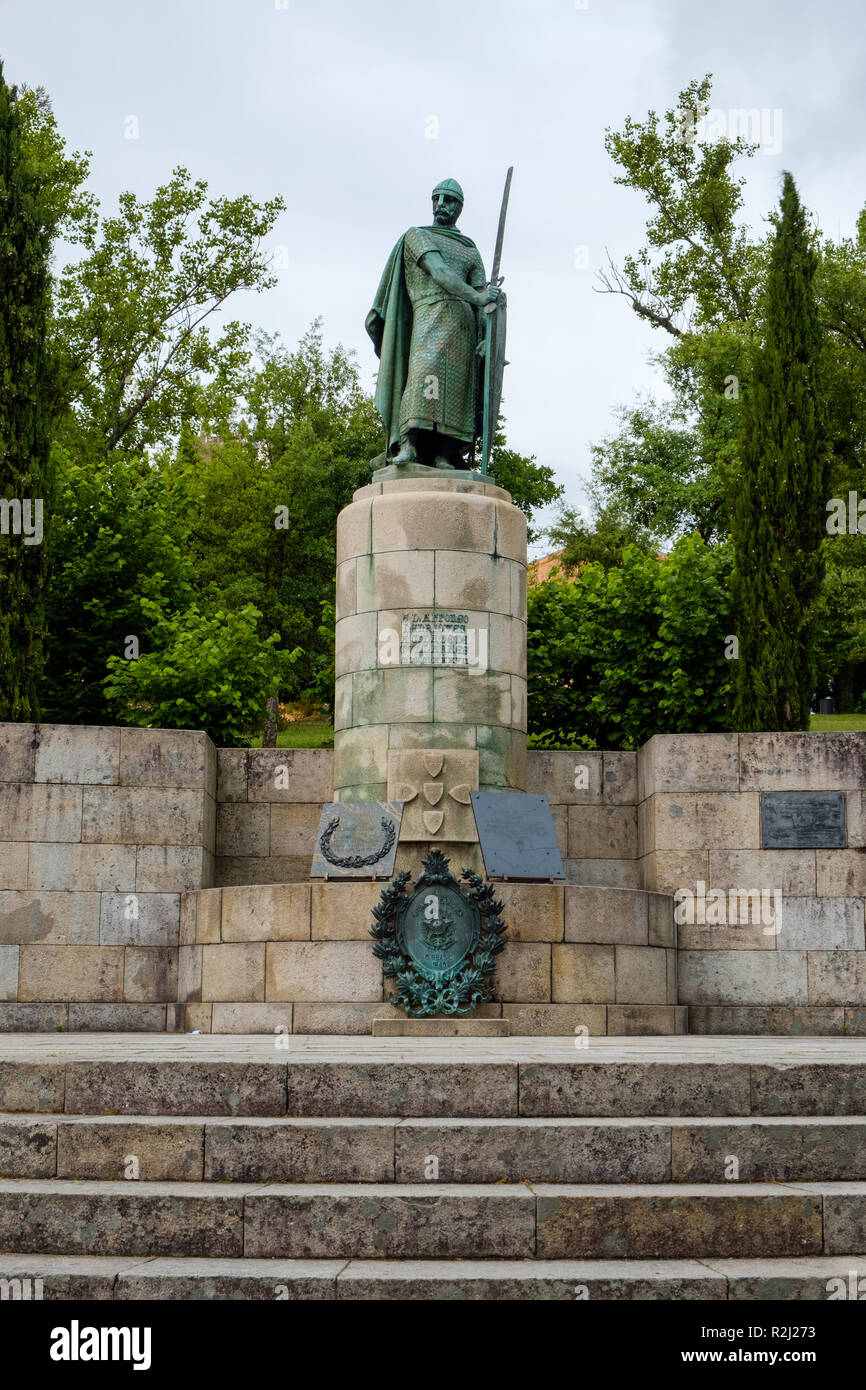 Guimaraes, Portogallo - 31 Maggio 2018 : Statua del primo re del Portogallo D' Afonso Henriques. Guimaraes, Portogallo Foto Stock