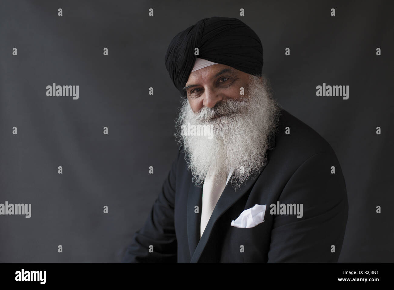 Ritratto fiduciosi, ben vestito uomo anziano con la barba in turbante Foto Stock