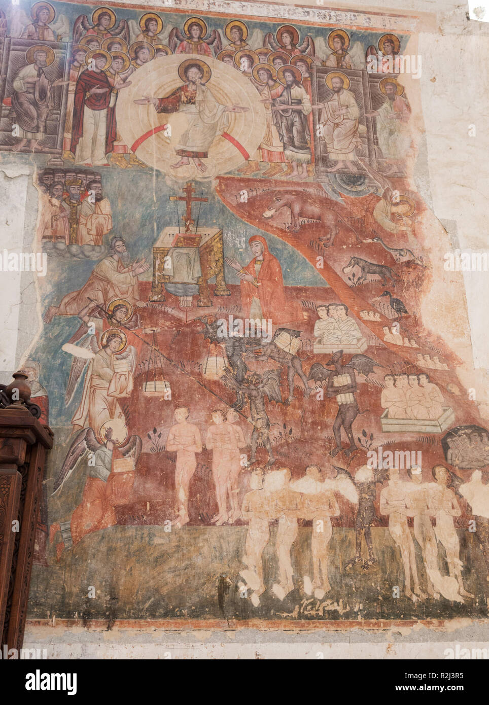 ANANURI, Georgia - 24 settembre 2018: antico affresco sulla parete della Chiesa assunzione raffigura scene del Giudizio Universale Foto Stock
