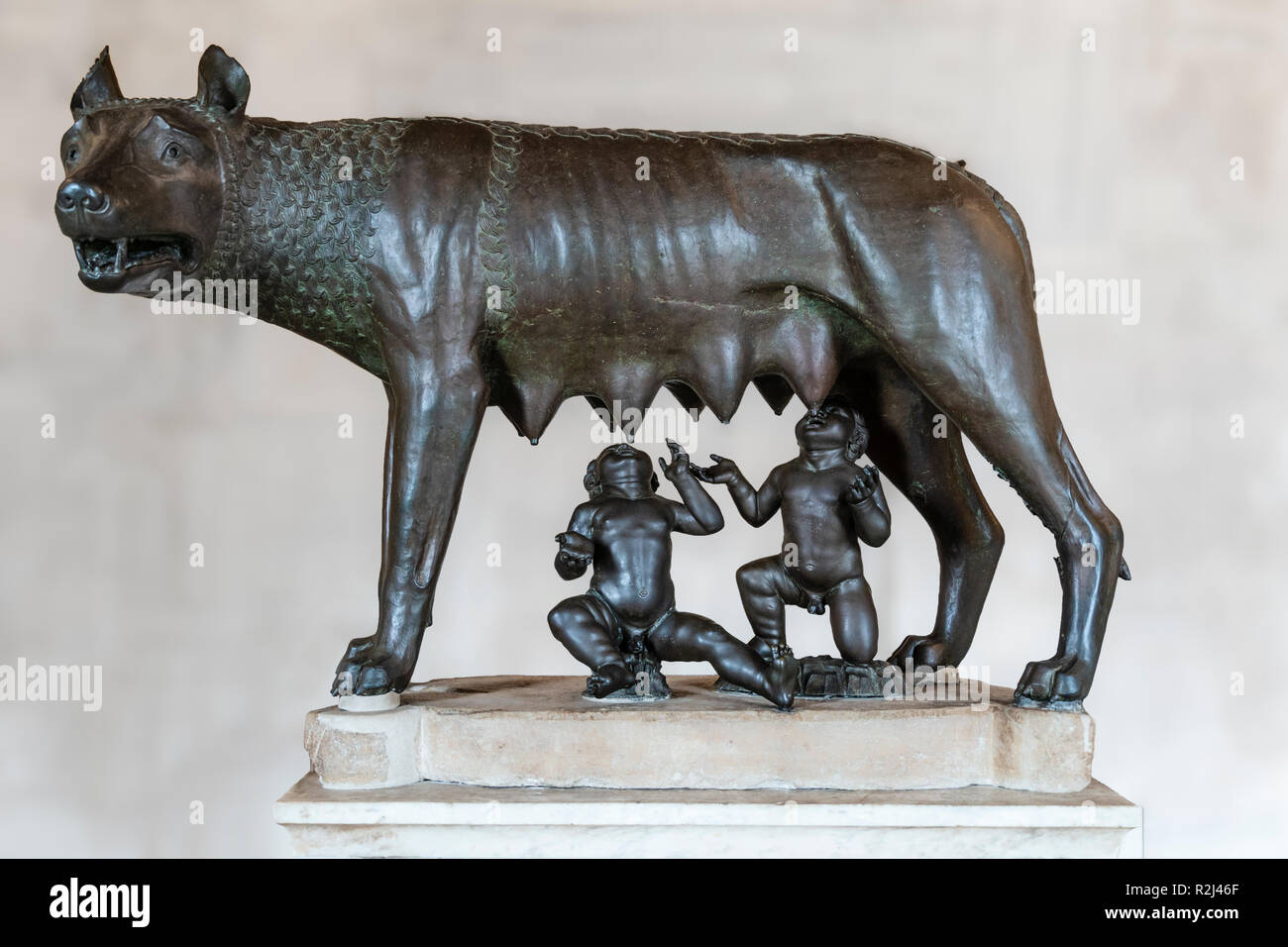 Il lupo capitolino che allatta romulus e remus immagini e fotografie