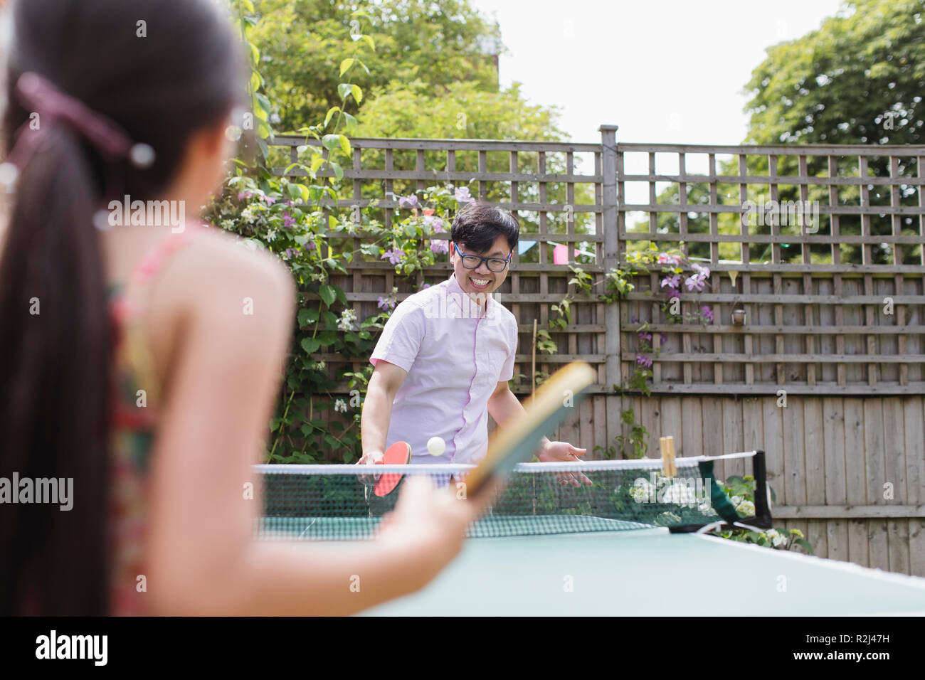 Padre e figlia giocando a ping-pong Foto Stock