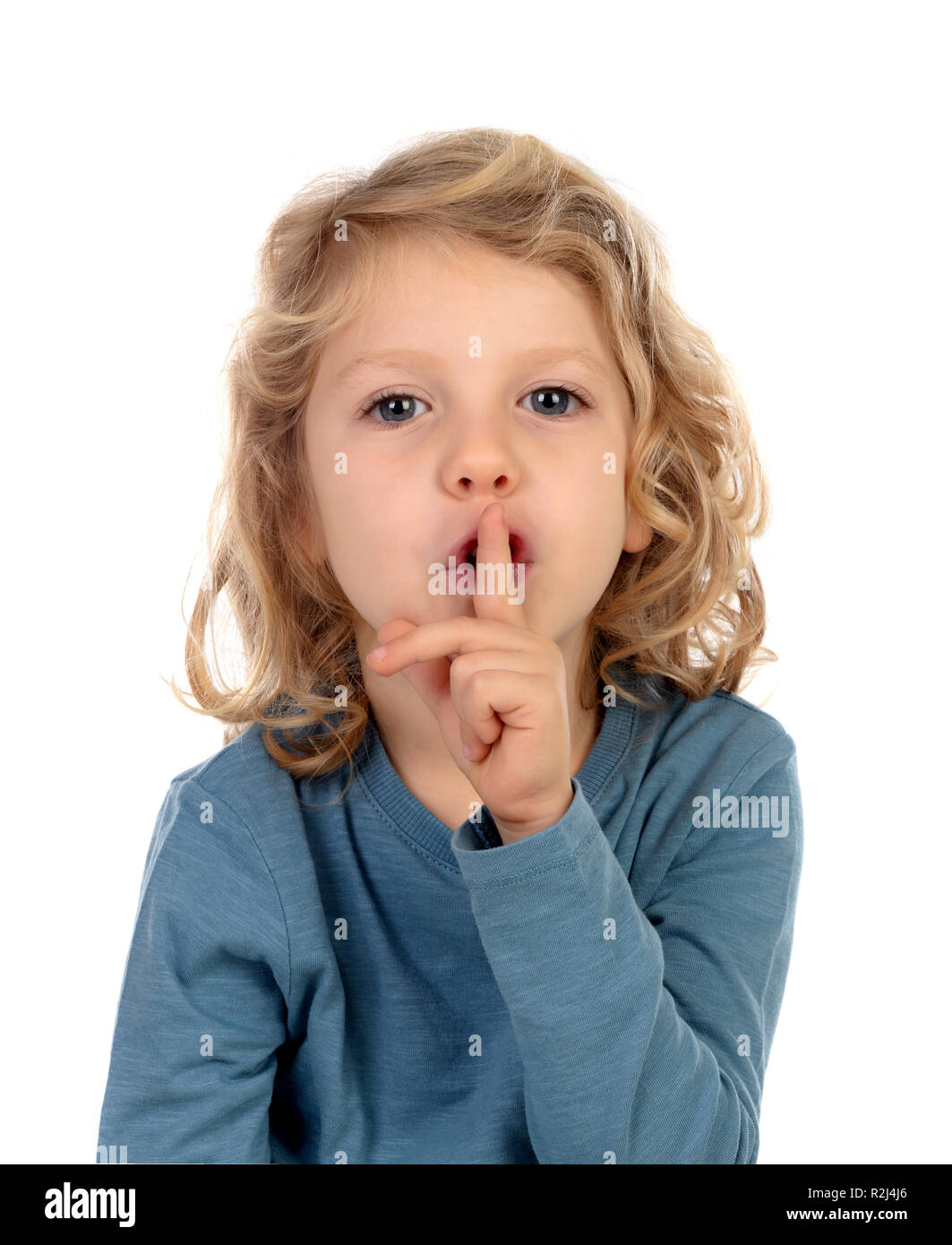 Bambino piccolo putting indice per labbra come segno di silenzio, isolato su sfondo bianco Foto Stock
