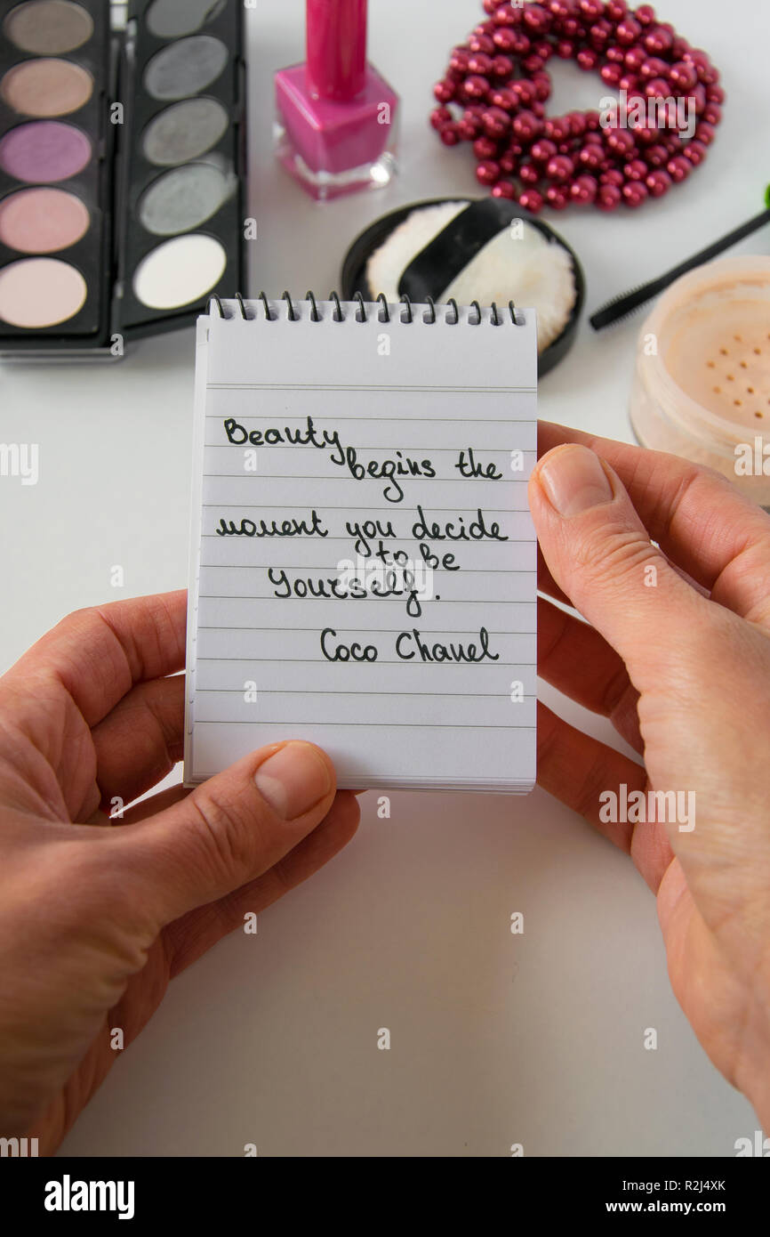 Donna Mano Trattiene Coco Chanel Preventivi Scritti Su Un Blocco Note Perla Accessori E Make Up Su Sfondo Bianco Ispirazione La Frase Bellezza Inizia Il Foto Stock Alamy