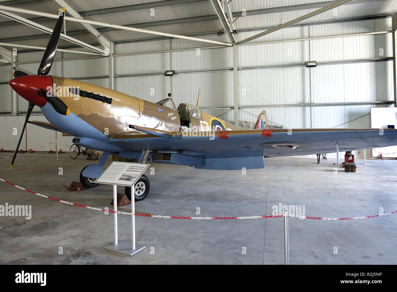 Spitfire Mark IX EN199 restaurato e conservato nella Battaglia di Malta Memorial Hangar presso il Museo dell'aviazione Foto Stock
