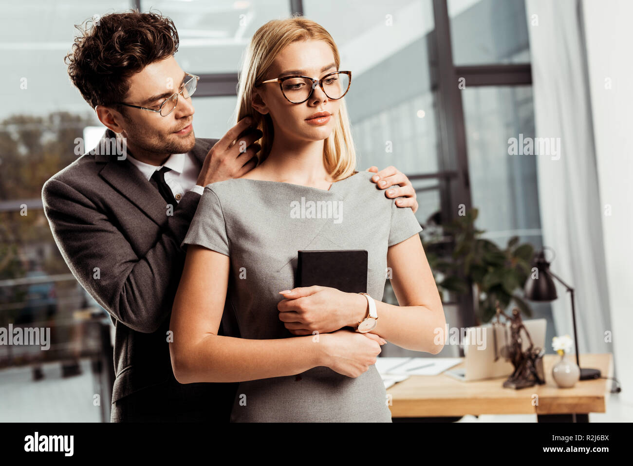 Ritratto di avvocato maschio flirtare con un collega in ufficio, ufficio concetto romantico Foto Stock
