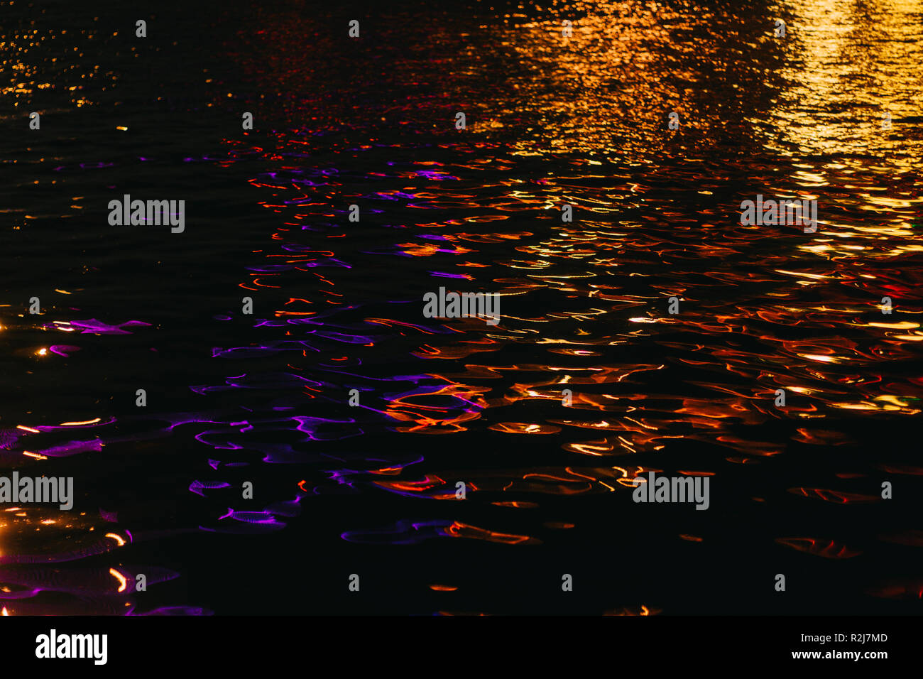 Dnipro onde illuminate nella notte con effetti colorati Foto Stock