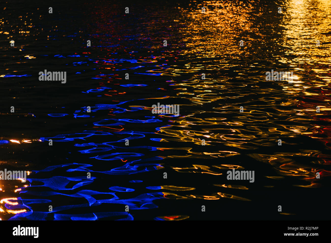 Dnipro onde illuminate nella notte con effetti colorati Foto Stock