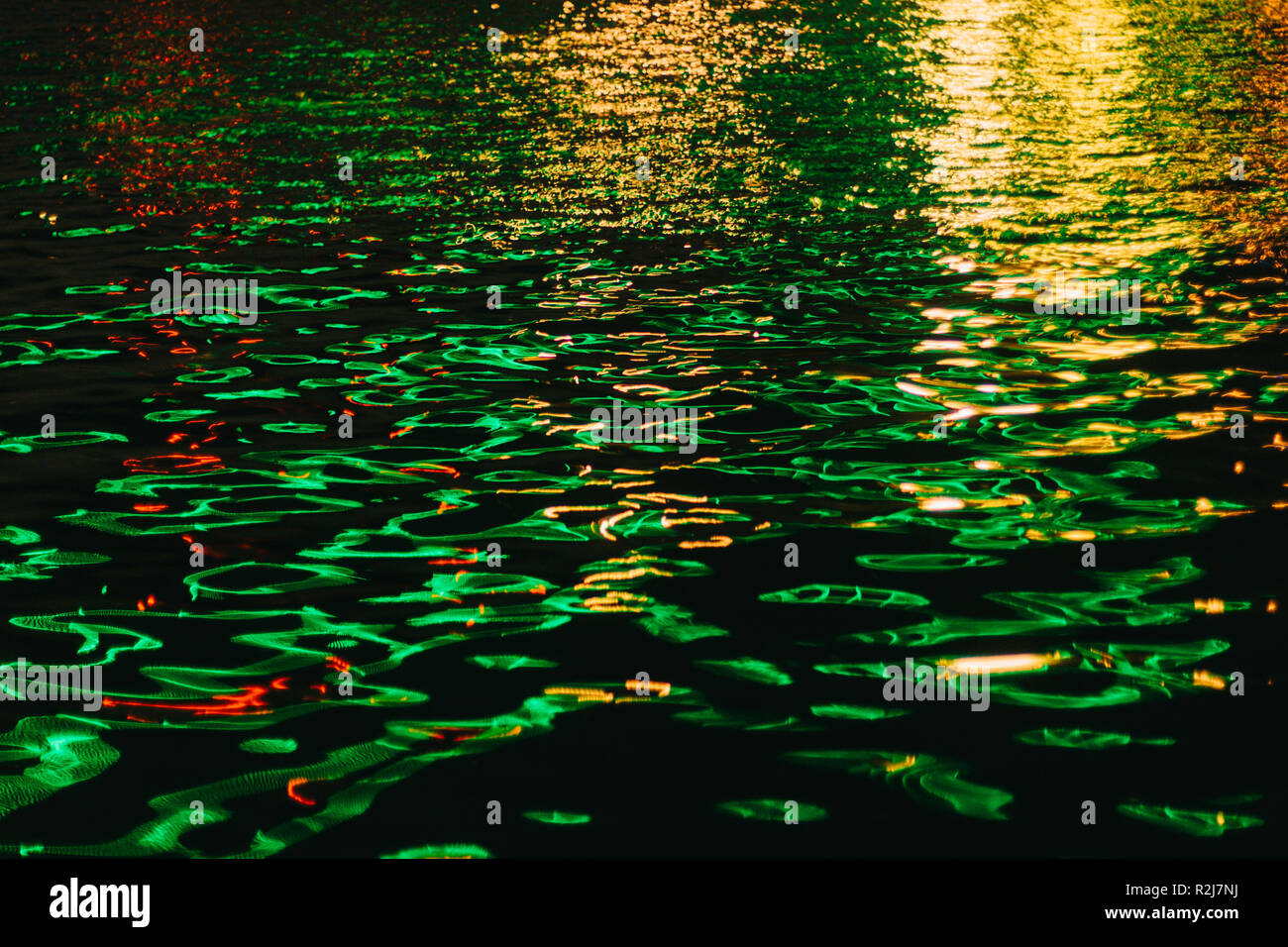 Dnipro onde illuminate nella notte con effetti colorati Foto Stock