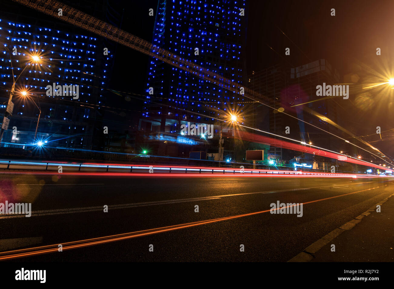 Kiev notte auto sentieri sul moderno edificio sfondo, Ucraina Foto Stock
