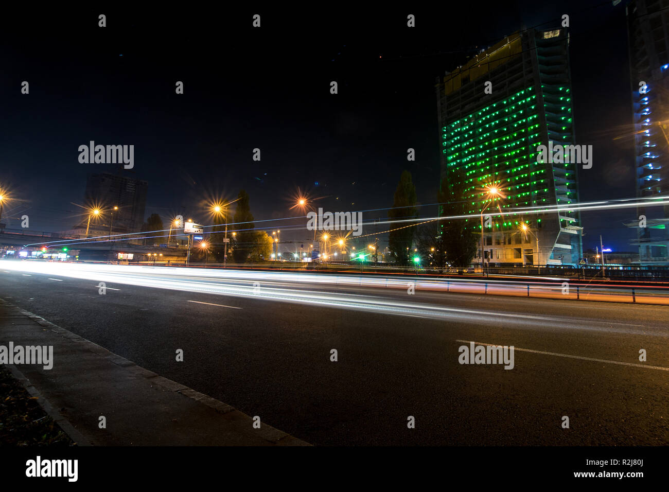 Kiev notte auto sentieri sul moderno edificio sfondo, Ucraina Foto Stock
