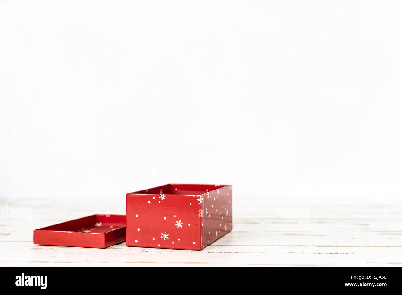 Aperto il Natale regalo su sfondo bianco. Spazio di copia Foto Stock