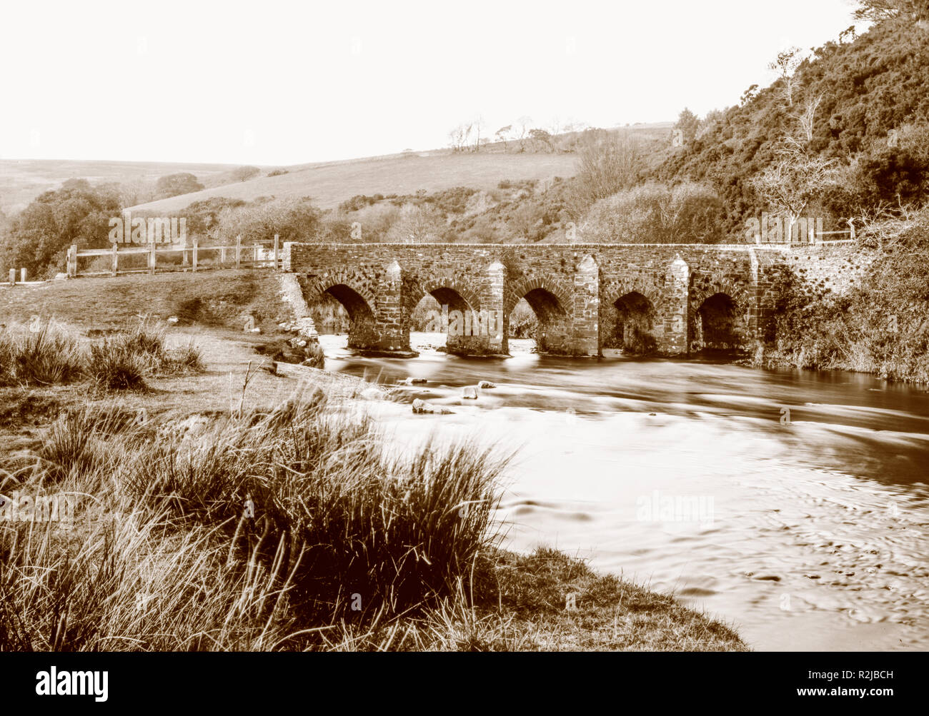 Foto con tonalità seppia scattata su un negativo di carta in una fotocamera a piastre da 7 x 5 pollici nell'ottobre 2018 di Landacre Bridge sul fiume Barle su Exmoor UK. Foto Stock