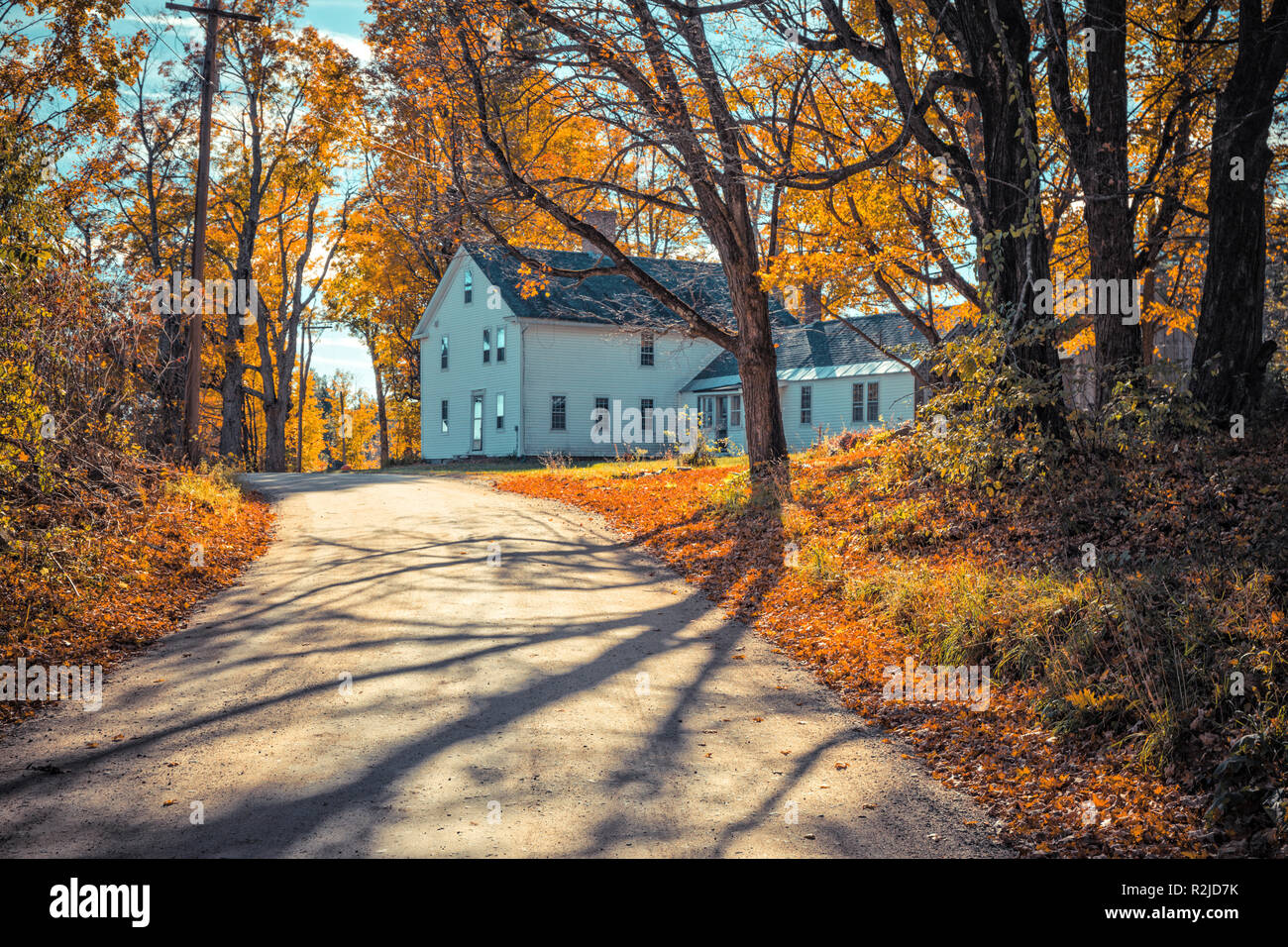 Una vecchia casa colonica di Quaker su una strada di campagna nelle zone rurali del New Hampshire. Foto Stock