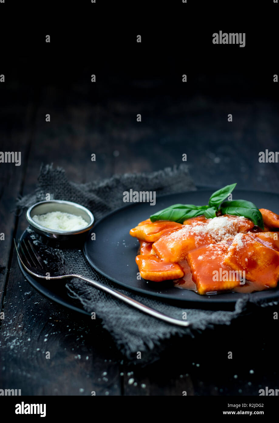 Dosenravioli mit Tomatensoße Foto Stock