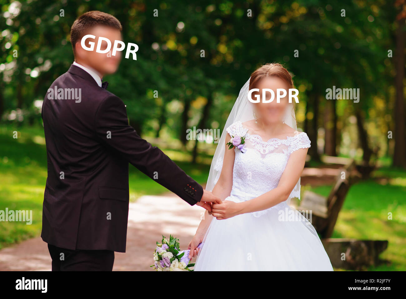 Il PILR, appena sposato felice coppia tenendo la mano di ogni altra al summer old park. Foto Stock