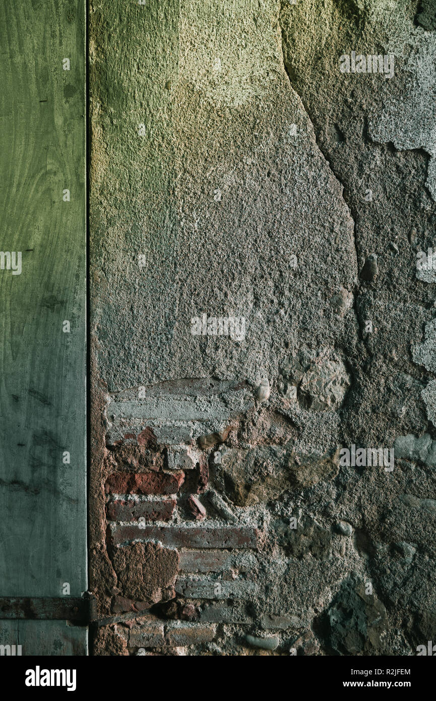Texture danneggiate vecchio muro di pietra con chiusura persiane di legno Foto Stock
