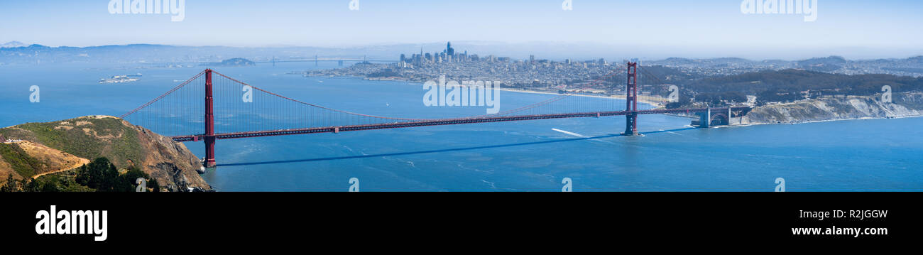 Vista panoramica del Golden Gate Bridge; lo skyline di San Francisco visibile in background; California Foto Stock