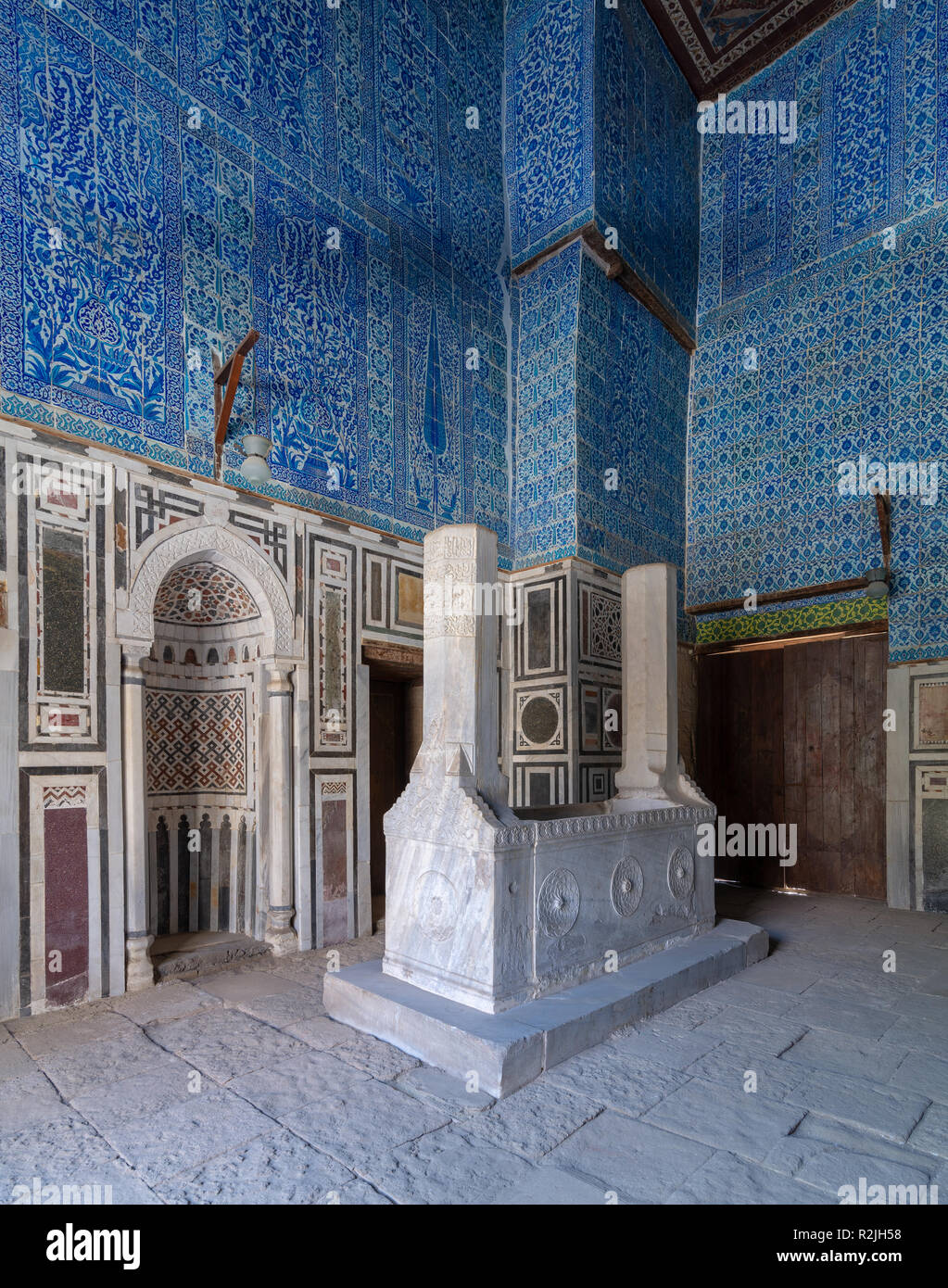 Tomba di Ibrahim Agha Mustahfizan, attaccato alla moschea di Aqsunqur (Moschea Blu), Bab El Wazir distretto, vecchio Cairo, Egitto Foto Stock