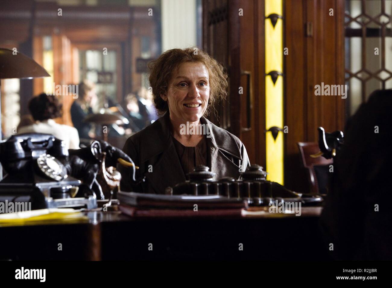 La sig.na Pettigrew vive per un giorno Anno : 2008 UK / USA Direttore : Bharat Nalluri Frances McDormand Foto Stock