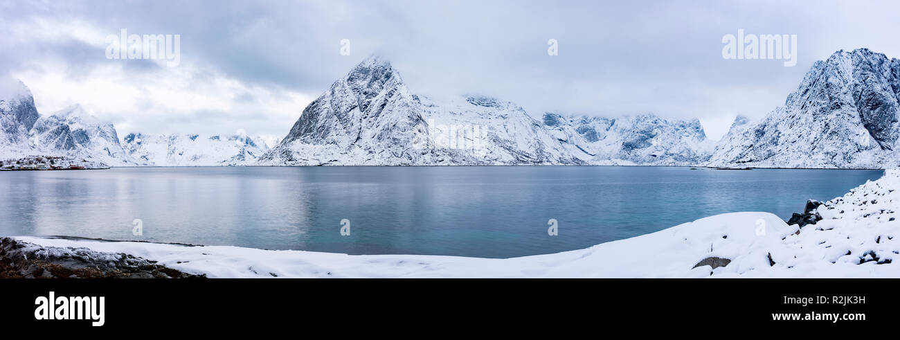 Una vista panoramica di Reinefjord sulle Isole Lofoten Foto Stock