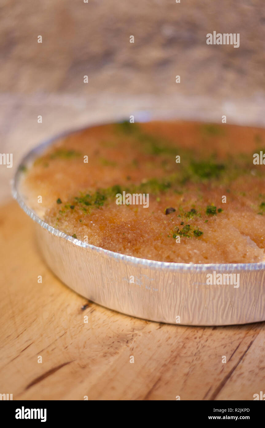 Cucina cipriota tradizionale dessert kadayifi ekmek sul tavolo di legno Foto Stock