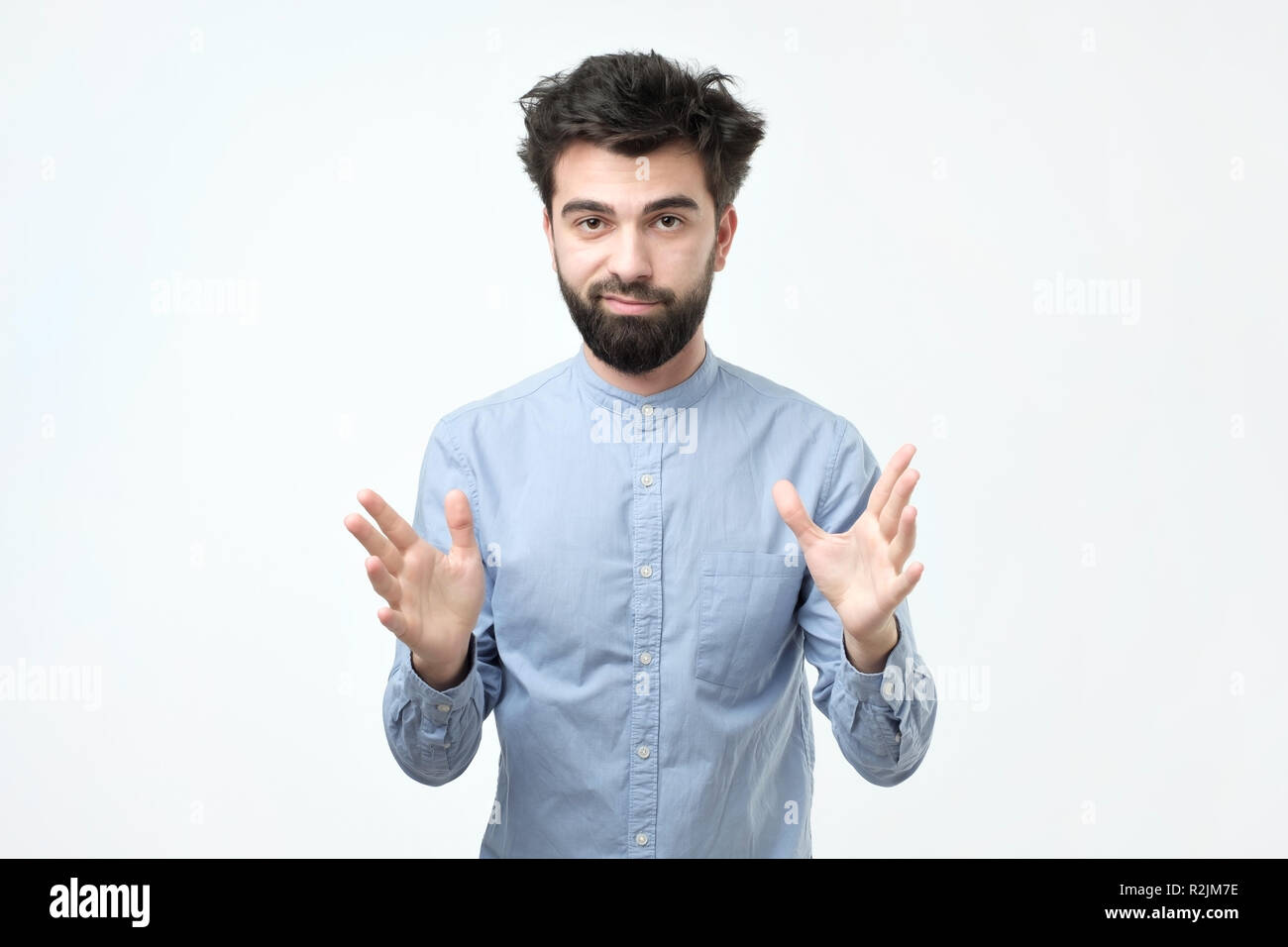 Bel giovane spiegare qualcosa e gesti con le mani Foto Stock