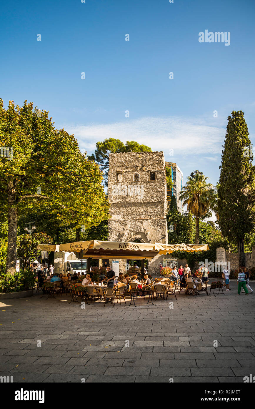 RAVELLO - 5 ottobre: Cittadini e turisti gustare caffè tempo nella piazza principale il 5 ottobre 2014, a Ravello, Italia Foto Stock