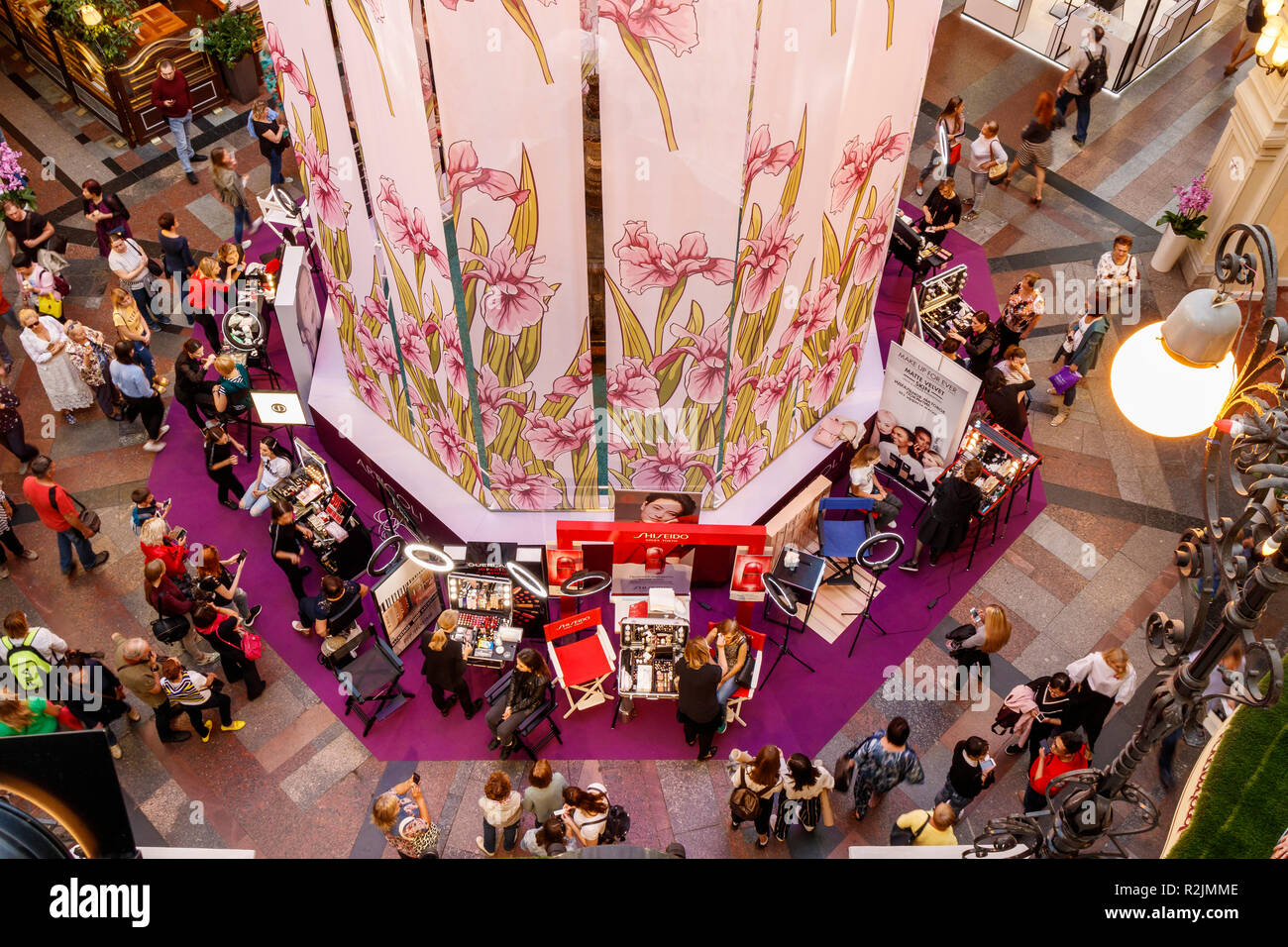 Evento speciale nel reparto di bellezza di grandi magazzini GUM a Mosca, in Russia. Visto formano una galleria superiore. Foto Stock