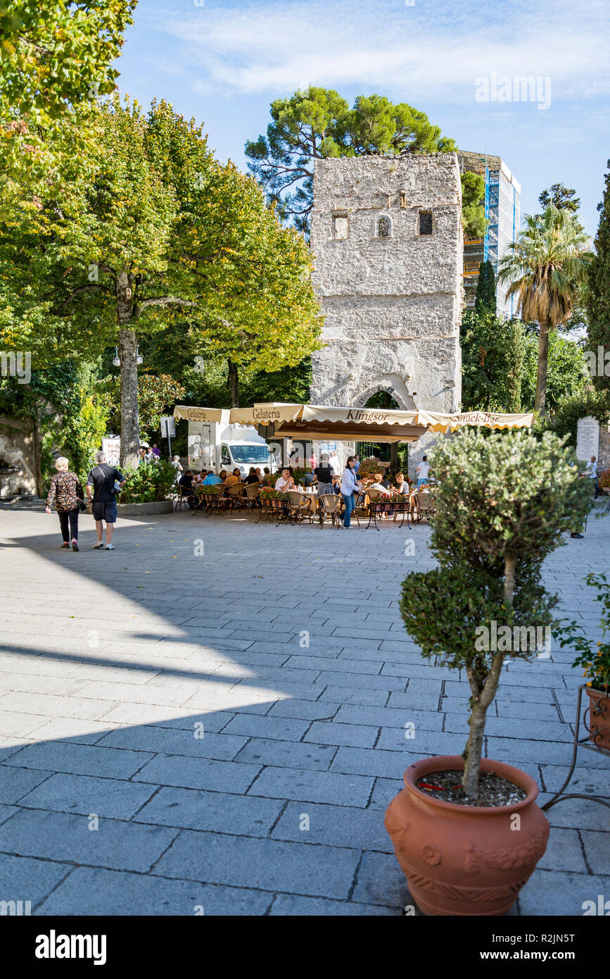 RAVELLO - 5 ottobre: Cittadini e turisti gustare caffè tempo nella piazza principale il 5 ottobre 2014, a Ravello, Italia Foto Stock