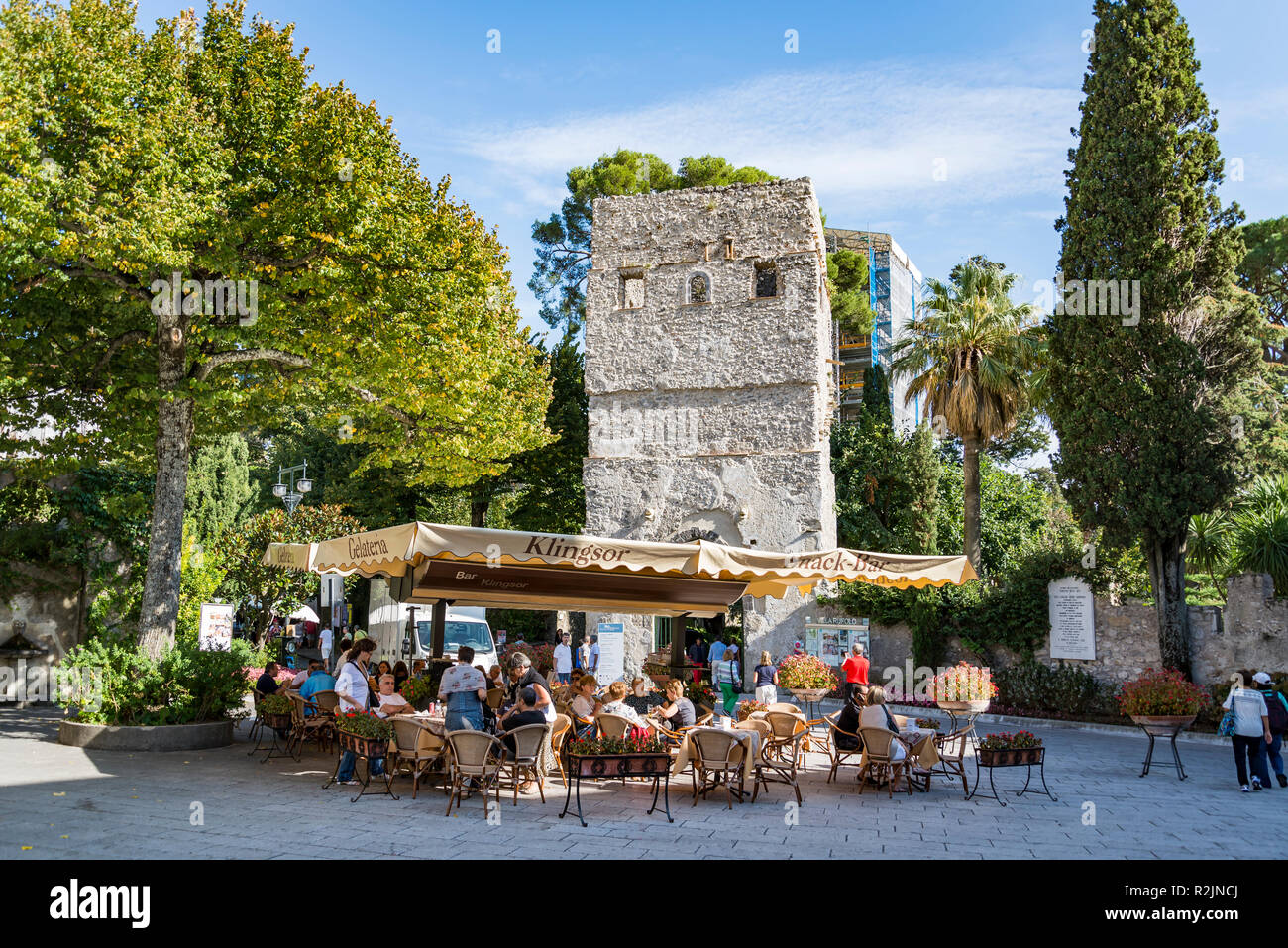 RAVELLO - 5 ottobre: Cittadini e turisti gustare caffè tempo nella piazza principale il 5 ottobre 2014, a Ravello, Italia Foto Stock