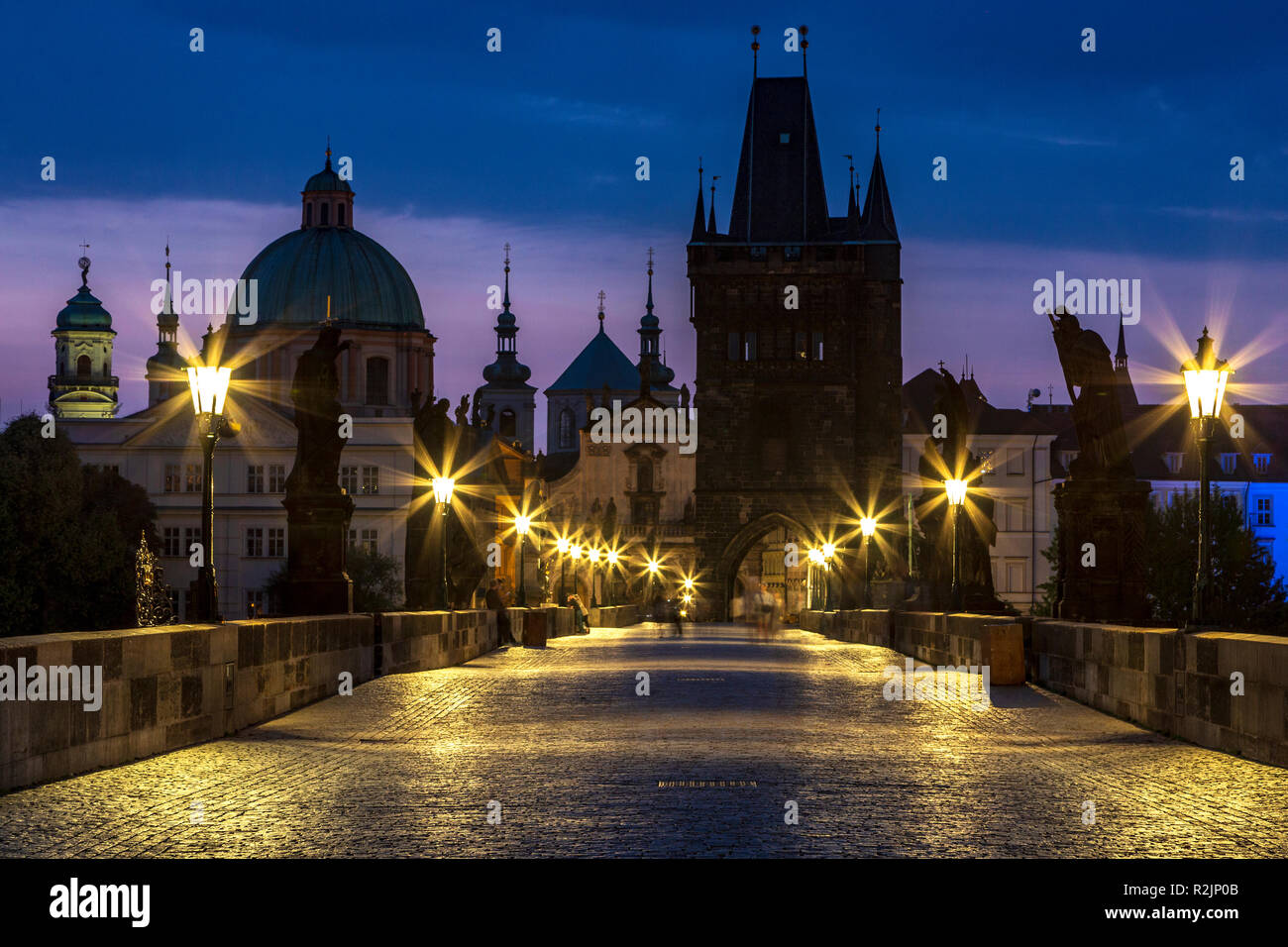Charles Bridge guardando verso la Città Vecchia (torre del ponte a destra, la cupola della chiesa di San Francesco d Assisi a sinistra), la Città Vecchia di Praga, Repubblica Ceca Foto Stock