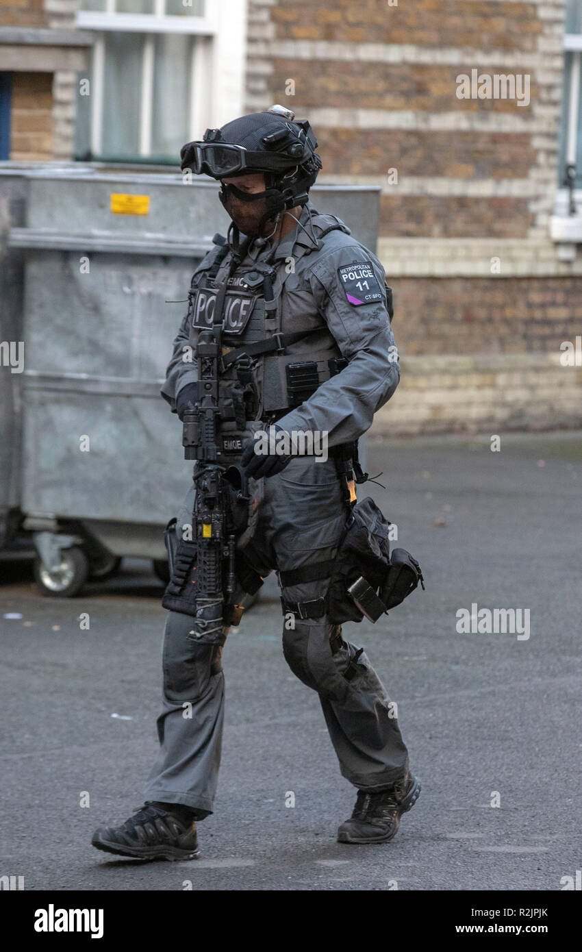 Contro-terrorismo specialista delle armi da fuoco la polizia effettuare incursioni in un blocco di appartamenti in St Matthew Street in Westminster, Londra centrale, dove cinque persone sono state arrestate per sospetto di rapimento. Foto Stock
