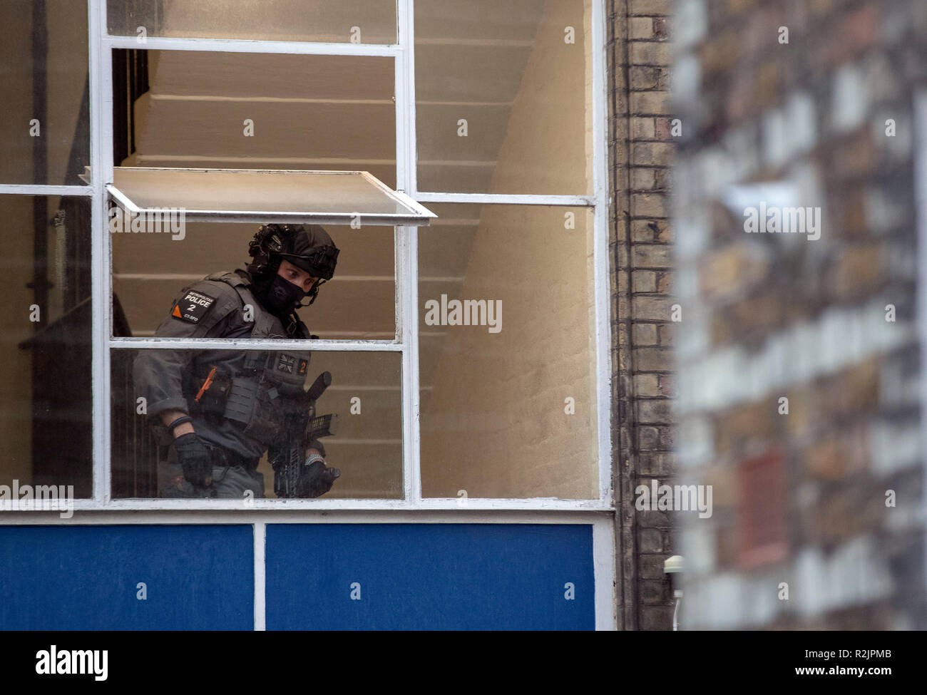 Contro-terrorismo specialista delle armi da fuoco la polizia effettuare incursioni in un blocco di appartamenti in St Matthew Street in Westminster, Londra centrale, dove cinque persone sono state arrestate per sospetto di rapimento. Foto Stock
