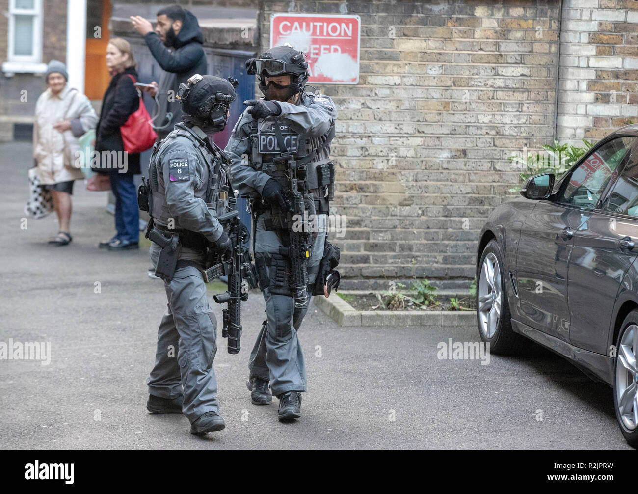 Contro-terrorismo specialista delle armi da fuoco la polizia effettuare incursioni in un blocco di appartamenti in St Matthew Street in Westminster, Londra centrale, dove cinque persone sono state arrestate per sospetto di rapimento. Foto Stock