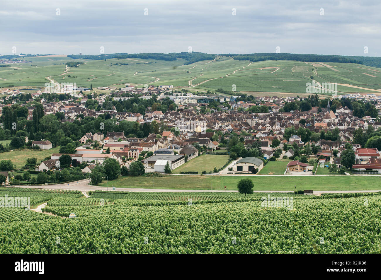 Il nord della Borgogna, in Francia, in vista della città di Chablis, vino nella regione centrale della Francia (nord di Borgogna), 23 Luglio 2017 Foto Stock