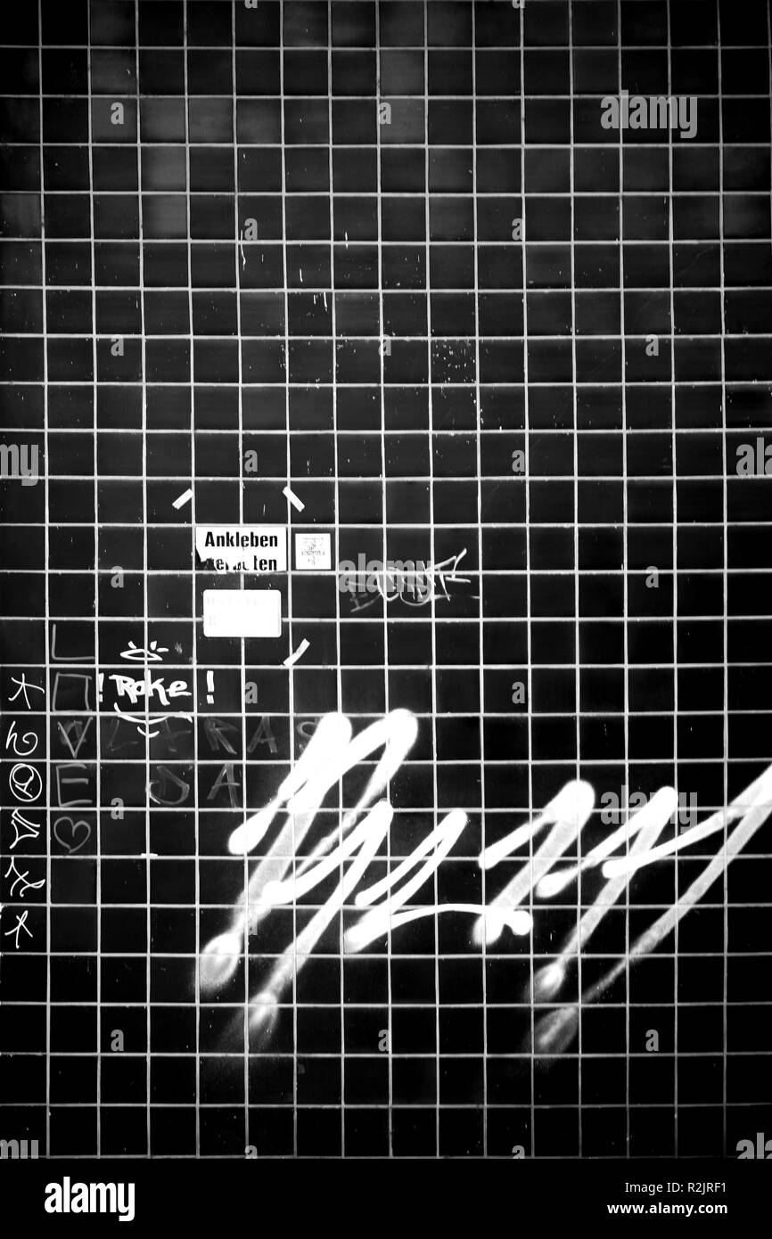 Close-up di buio di piastrelle a mosaico con luminosi giunti e scarabocchi bianco, Foto Stock