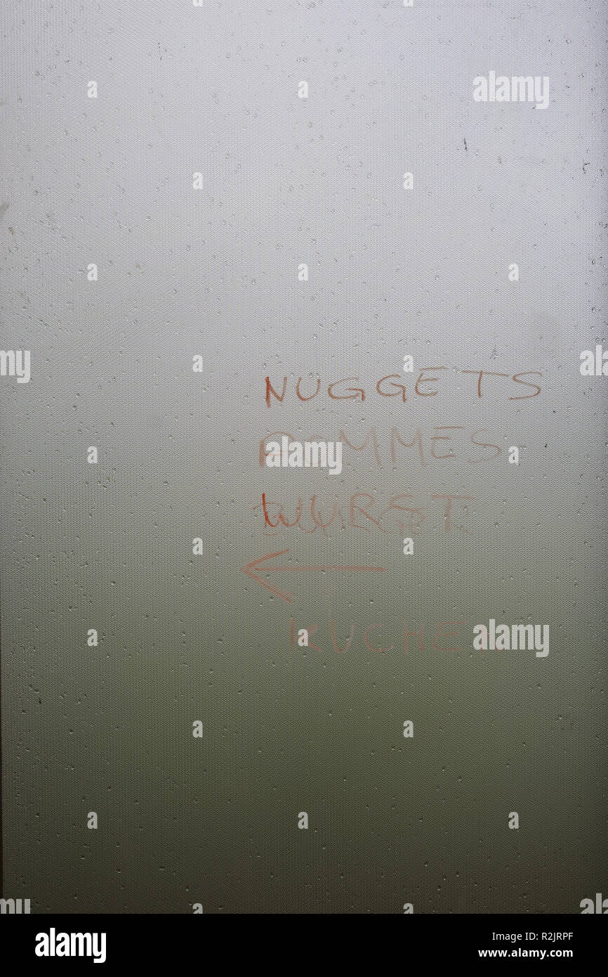 Un appannato e hazed finestra di un chiosco con vari prodotti alimentari, Foto Stock