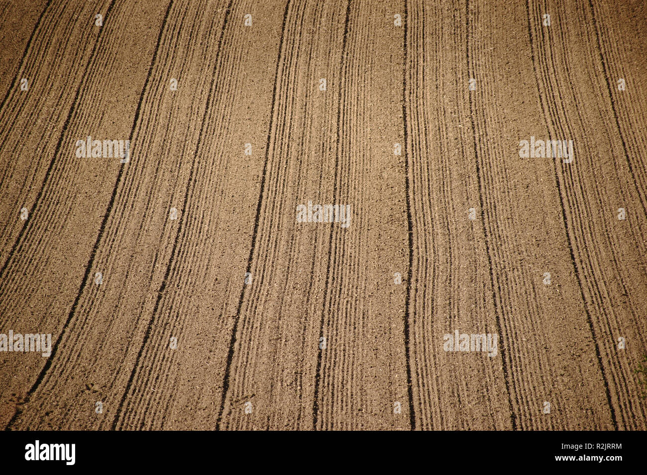Le tracce e solchi creati dai pneumatici del trattore in un campo Foto Stock