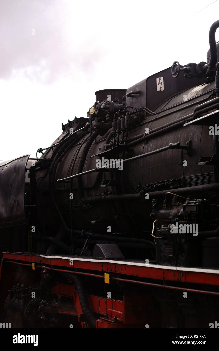 Vista laterale di una vecchia locomotiva a vapore con il carbone per il riscaldamento della caldaia, Foto Stock