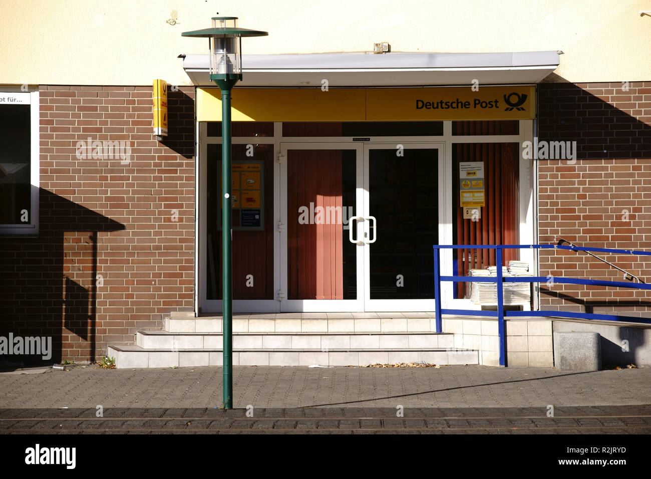 Ingresso di un tedesco post ramo con un accesso per disabili rampa ed una lanterna in Griesheim, Foto Stock