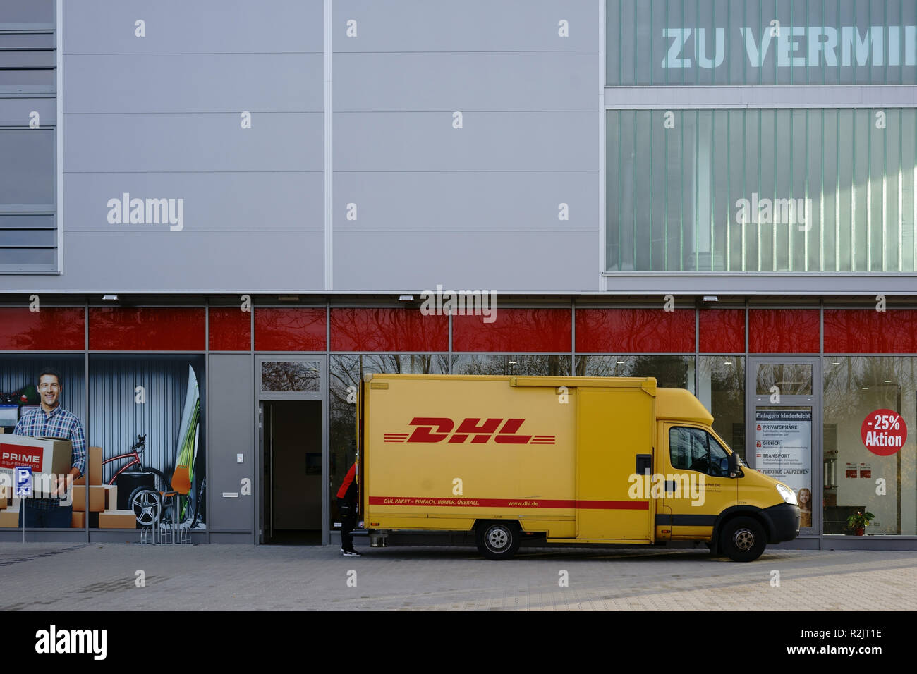 Una consegna di pacchi e veicolo di consegna da DHL consegnare pacchi, Foto Stock