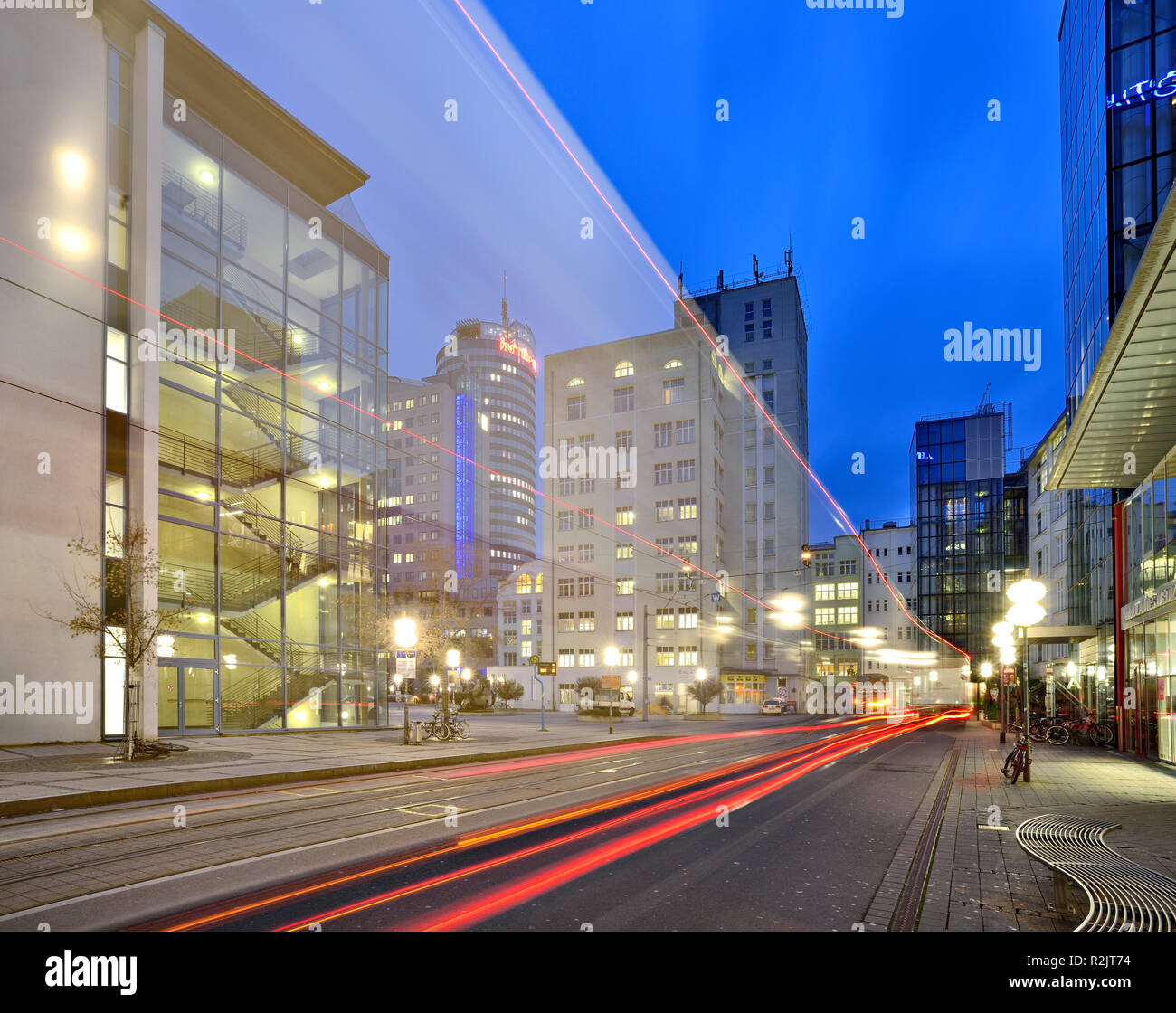 In Germania, in Turingia, Jena, Ernst-Abbe-Platz, night shot con tracce di luce, grattacieli, dietro la Jentower Foto Stock