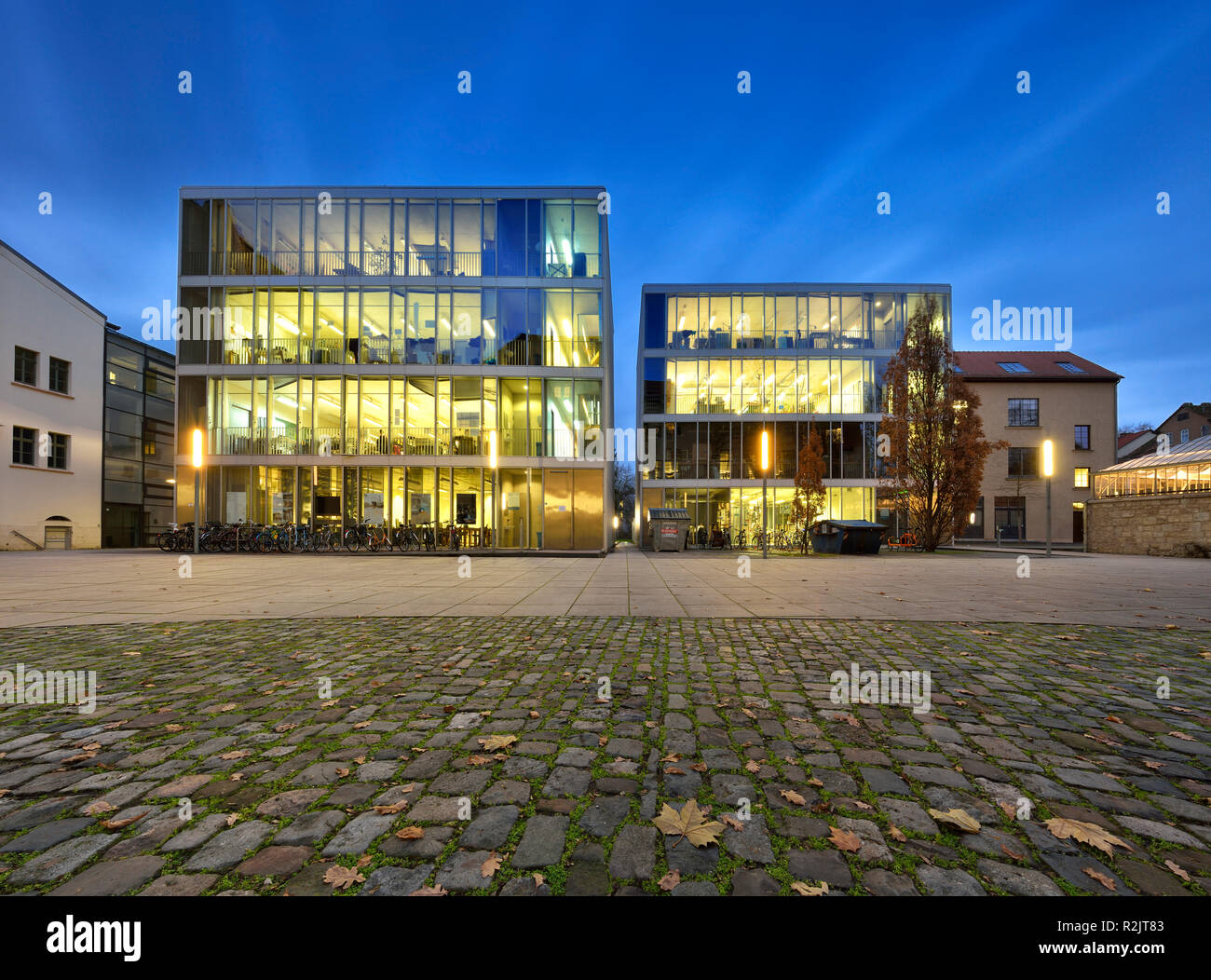 In Germania, in Turingia, Weimar, Università Bauhaus, night shot, illuminato cubetti di vetro Foto Stock