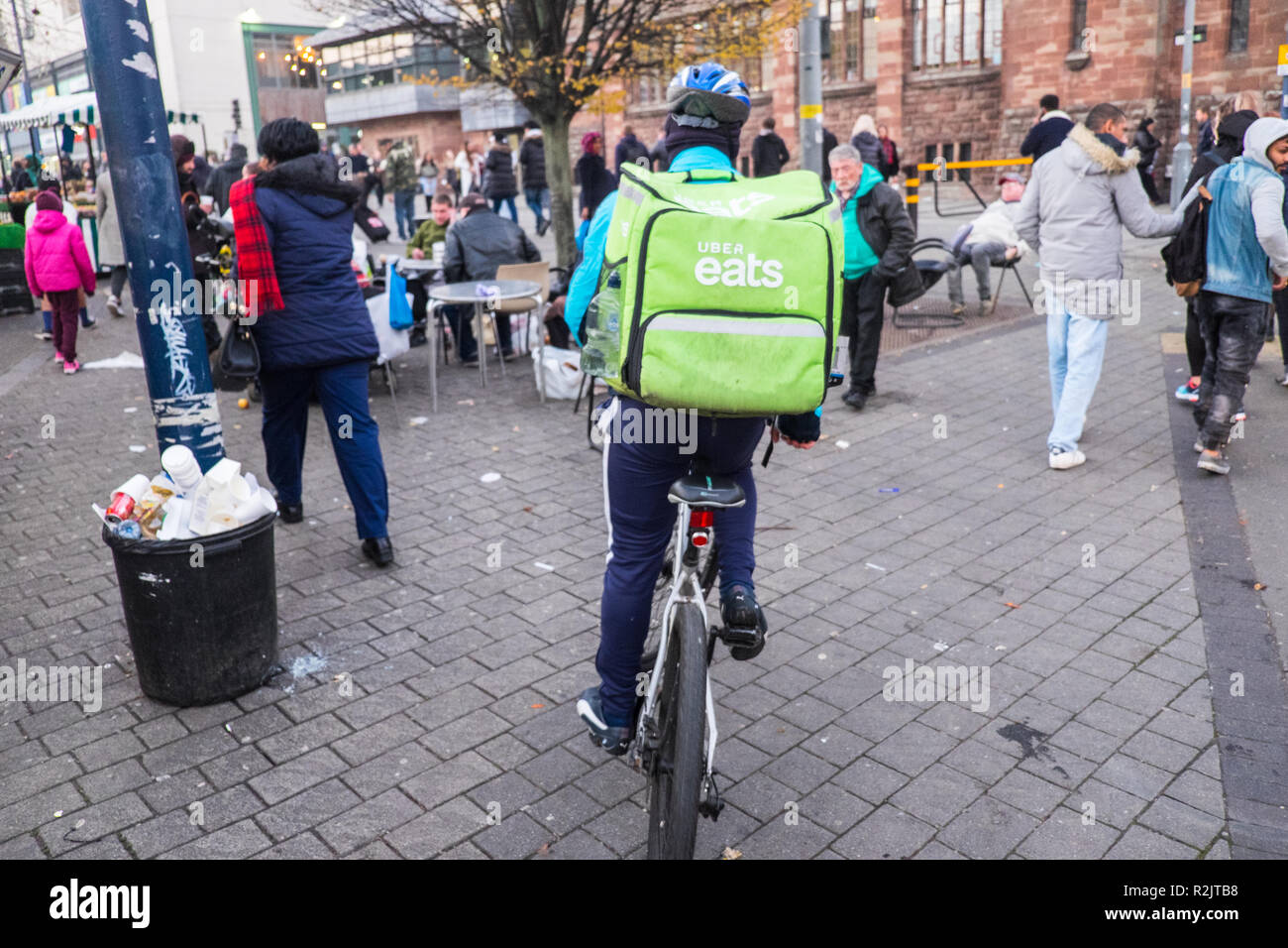 Uber mangia il cibo,le consegne,servizio,ciclista,bicicletta,consegna,courier,a,centro,d,Birmingham,vicino,Bull Ring Shopping,,centro,,West Midlands,l'Inghilterra,UK,GB, Foto Stock