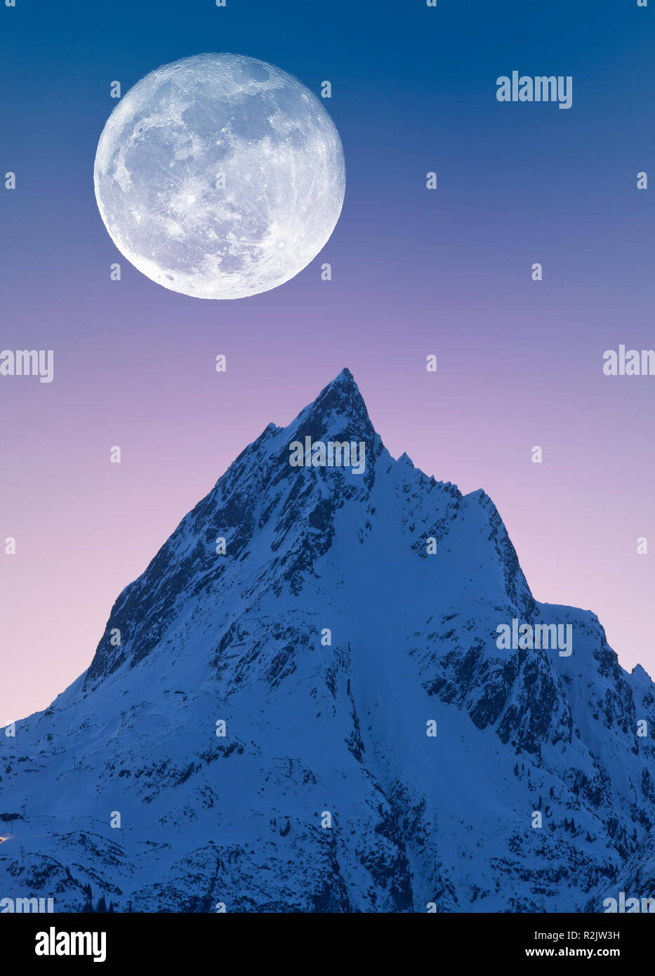 Picco di montagna con la luna piena (M) Foto Stock