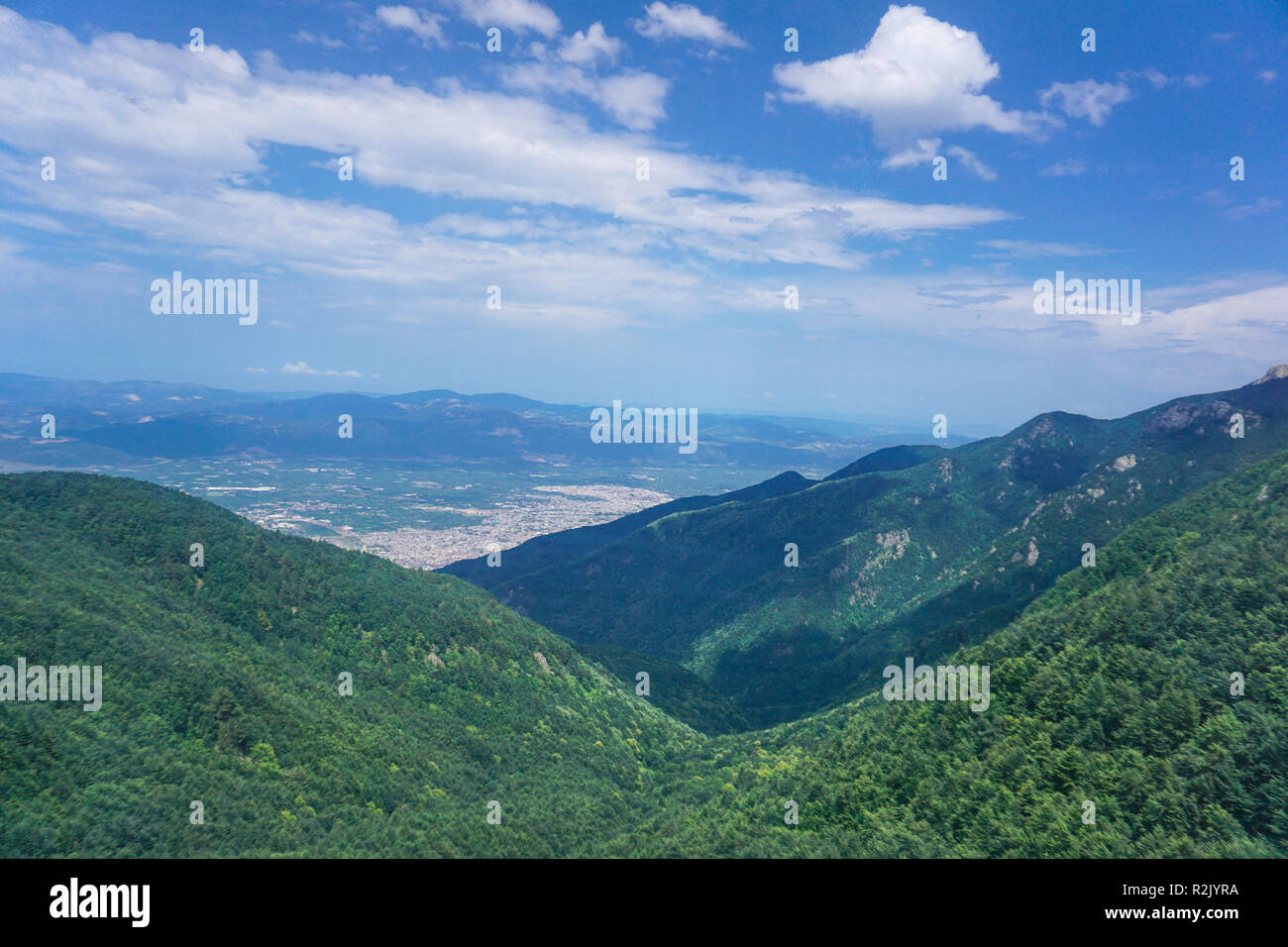 Vista aerea del verde delle montagne di Uludag durante la salita Foto Stock