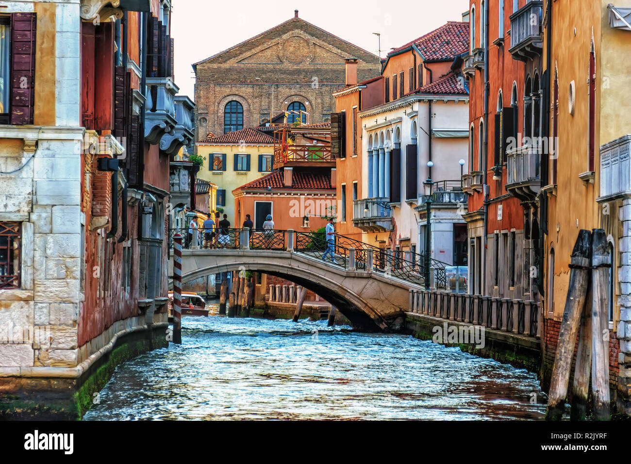 Venezia, Italia - 22 August, 2018: turisti su di un ponte su un cha Foto Stock