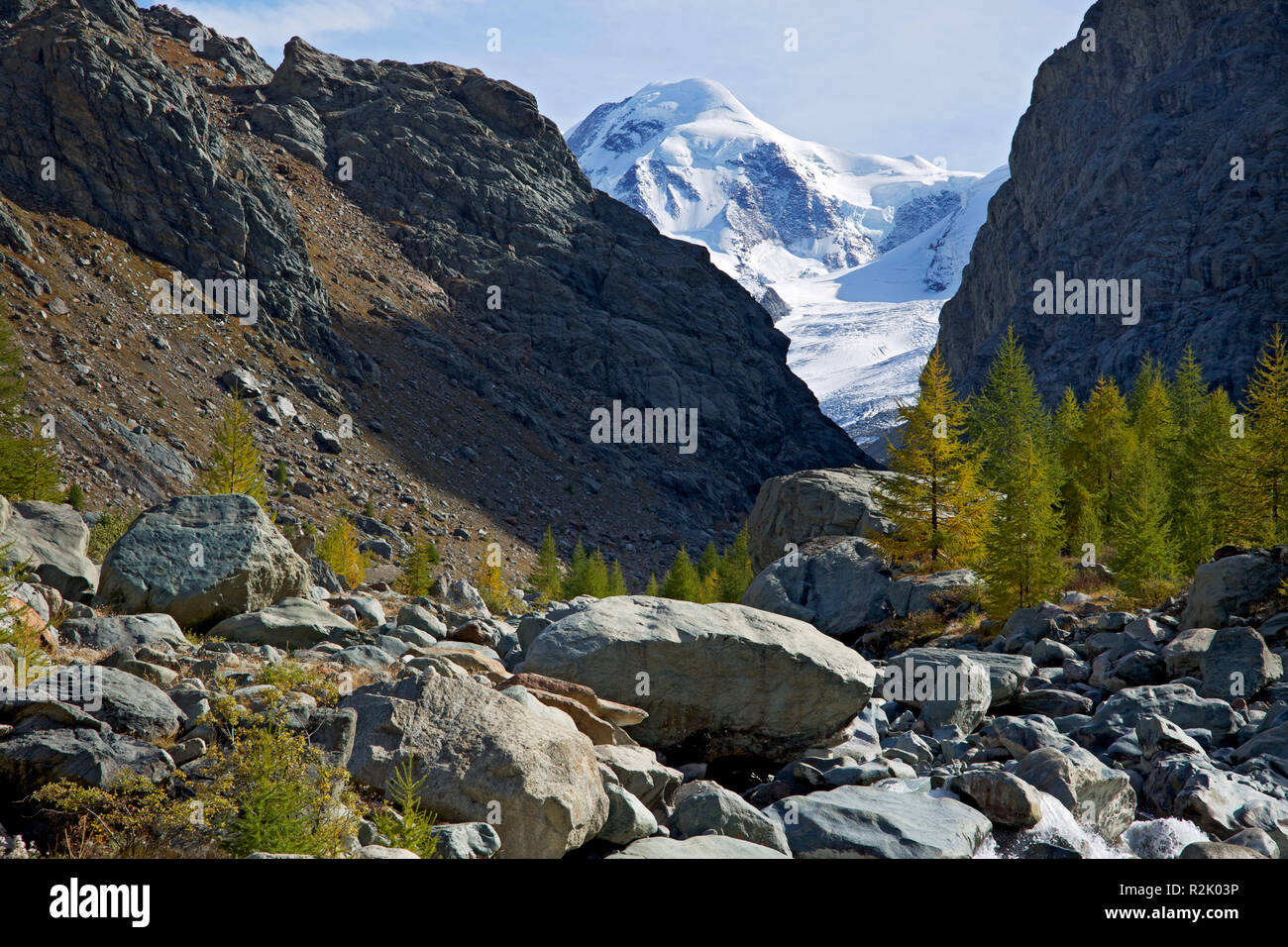 Vista attraverso il promontorio roccioso del Gornertal vicino a Zermatt sul Liskamm e Felikjoch. Foto Stock