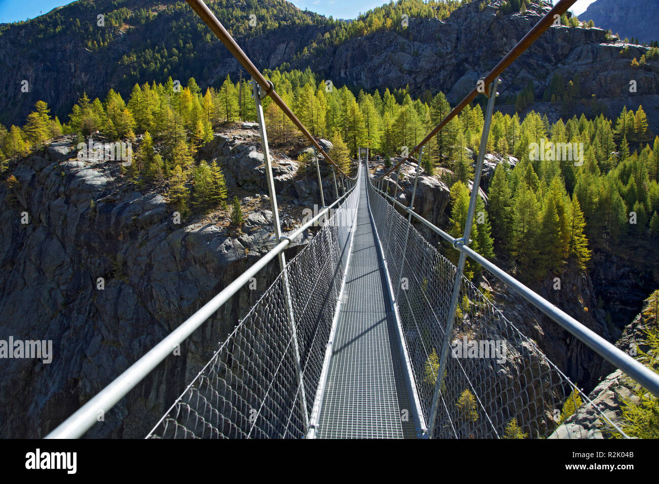 Sospensione ponte sopra il Gorner gorge gorge vicino a Zermatt. Foto Stock