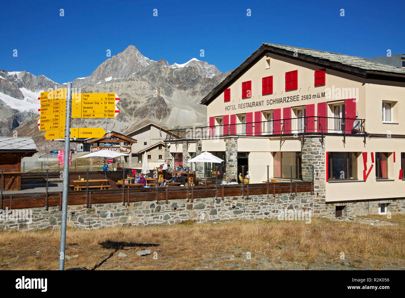 Hotel 'Schwarzsee' davanti a Obergabelhorn e Wellenkuppe vicino a Zermatt. Foto Stock